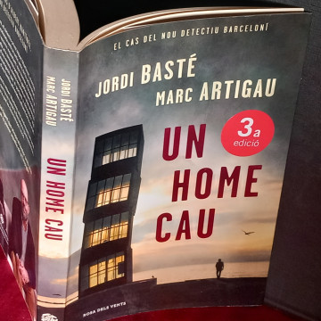 UN HOME CAU, JORDI BASTÉ I MARC ARTIGAU.