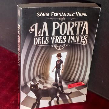 LA PORTA DELS TRES PANYS, SÒNIA FERNÁNDEZ-VIDAL.