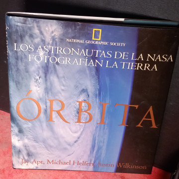 ÓRBITA, LOS ASTRONAUTAS DE LA NASA FOTOGRAFÍAN LA TIERRA.
