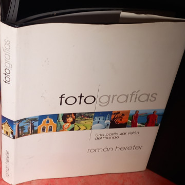 ROMÁN HERETER FOTOGRAFÍAS, UNA PARTICULAR VISIÓN DEL MUNDO (FIRMADO).