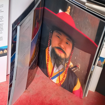 ROMÁN HERETER FOTOGRAFÍAS, UNA PARTICULAR VISIÓN DEL MUNDO (FIRMADO).