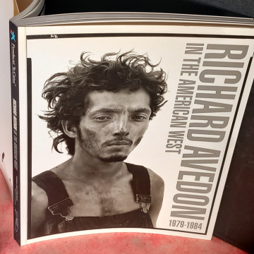 RICHARD AVEDON IN THE AMERICAN WEST (EN CATALÀ).