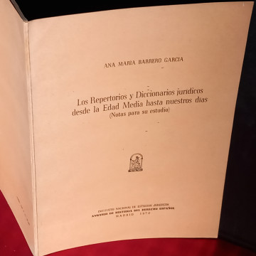 LOS REPERTORIOS Y DICCIONARIOS JURÍDICOS DESDE LA EDAD MEDIA HASTA NUESTROS DÍAS, ANA MARÍA BARRERO GARCÍA.