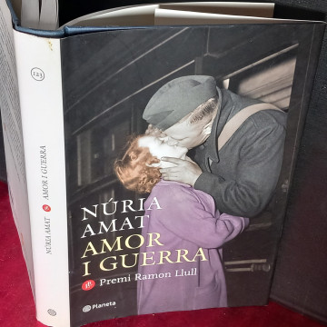 AMOR I GUERRA, NÚRIA AMAT.