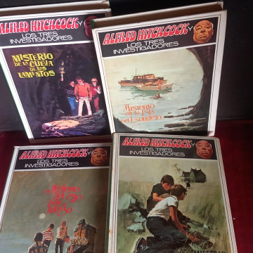 LOTE 4 NOVELAS ALFRED HITCHCOCK Y LOS TRES INVESTIGADORES.