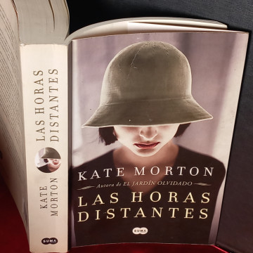 LAS HORAS DISTANTES, KATE MORTON.