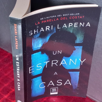 UN ESTRANY A CASA, SHARI LAPENA.