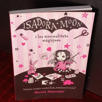 ISADORA MOON I LES MANUALITATS MÀGIQUES, HARRIET MUNCASTER.