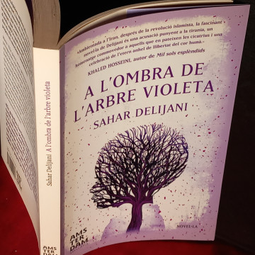 A L'OMBRA DE L'ARBRE VIOLETA, SAHAR DELIJANI.