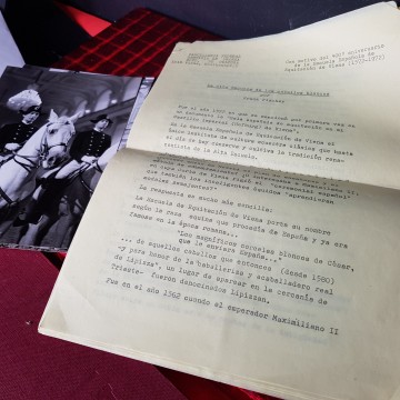 7 € Lote 3 Fotografías y texto caballos de la Escuela de Viena