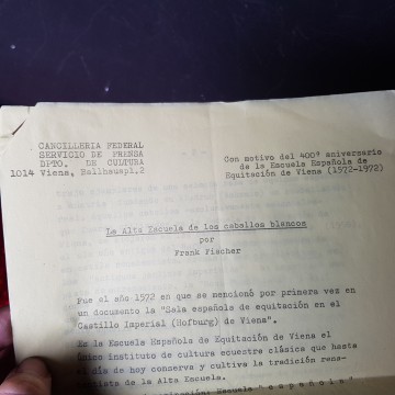 7 € Lote 3 Fotografías y texto caballos de la Escuela de Viena