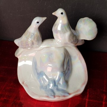 1. 50 € Palomas y sombrero figura de porcelana