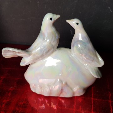 1. 50 € Palomas y sombrero figura de porcelana