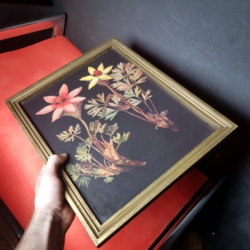 Serigrafía de flores sobre madera,
