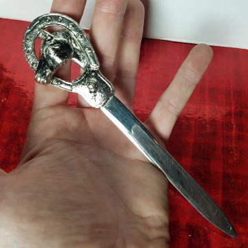 Antiguo cuchillo abrecartas cromado con caballo herradura, jockey