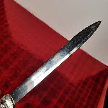 Antiguo cuchillo abrecartas cromado con caballo herradura, jockey
