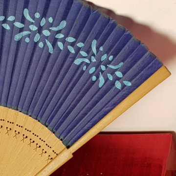 Antiguo abanico varillaje de madera país de tela pintado a mano