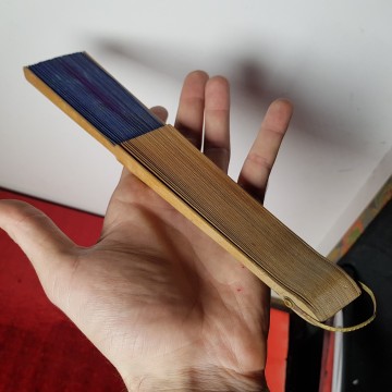 Antiguo abanico varillaje de madera país de tela pintado a mano