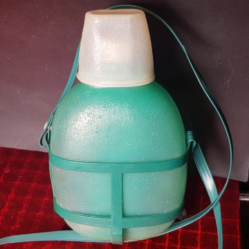 Cantimplora de kiosco de plástico años 70 color verde