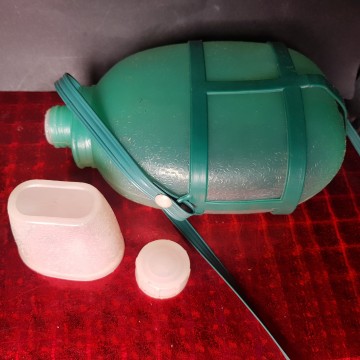 Cantimplora de kiosco de plástico años 70 color verde